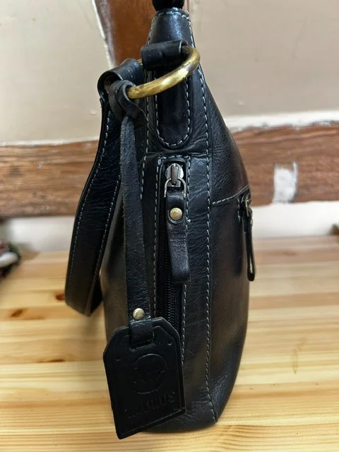 TAURUS black leather everyday shoulder bag view 5