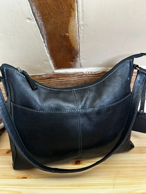 TAURUS black leather everyday shoulder bag view 3