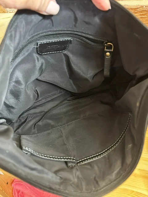 TAURUS black leather everyday shoulder bag view 7