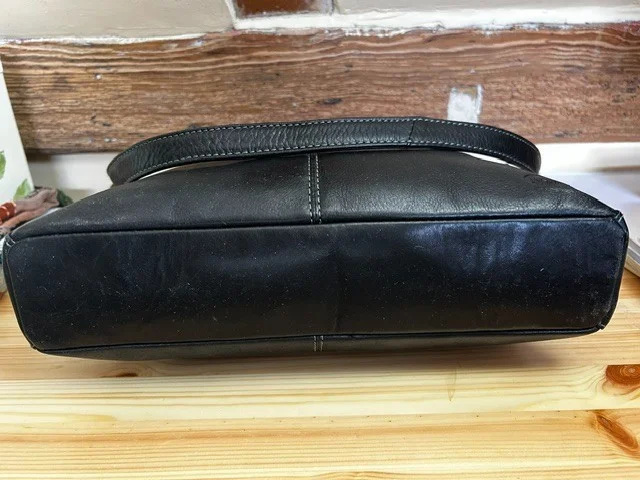 TAURUS black leather everyday shoulder bag view 4