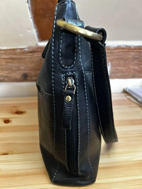 TAURUS black leather everyday shoulder bag view 6